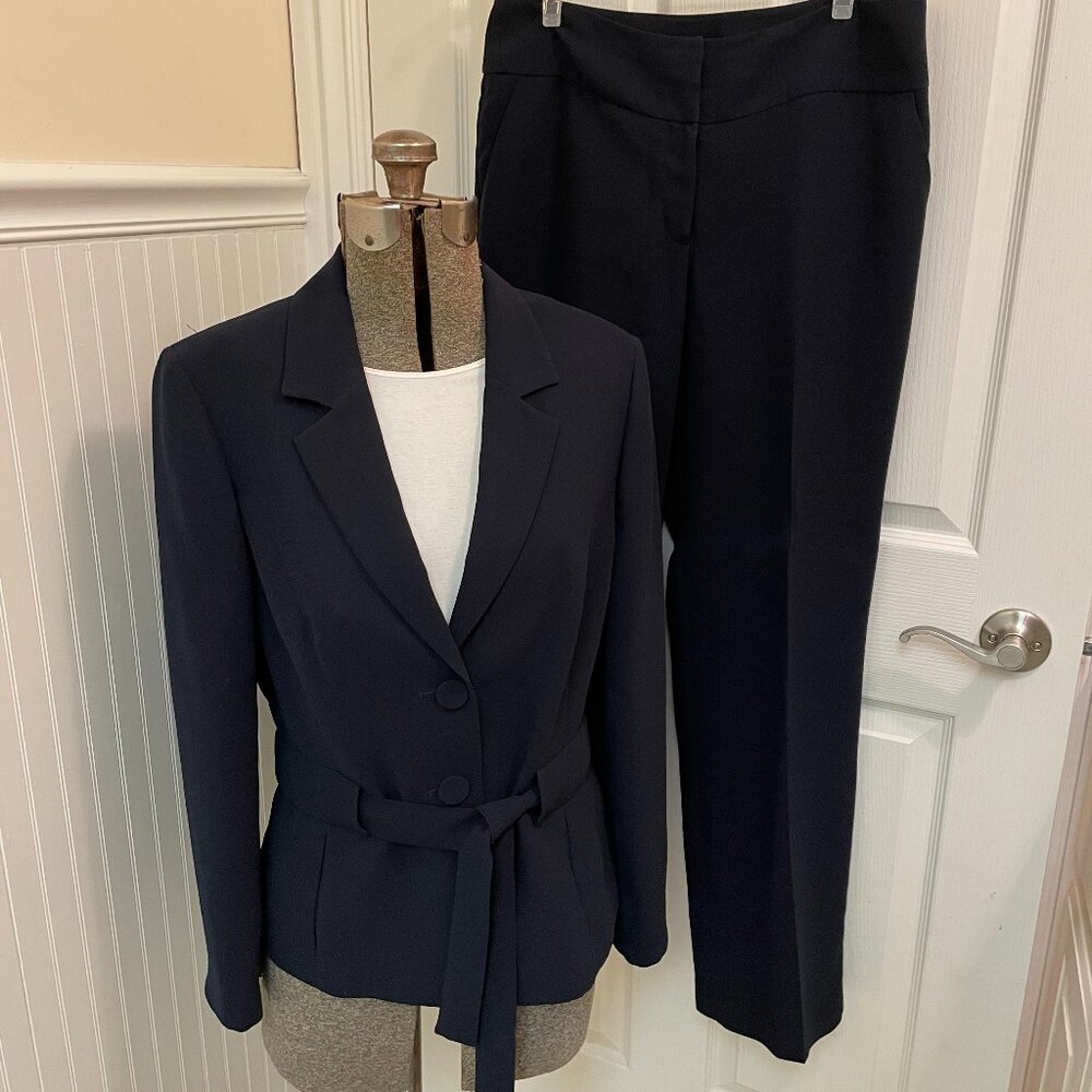 JONES WEAR SIZE 12 NAVY SUIT FULLY LINED JACKET WITH TIES AND SLACKS